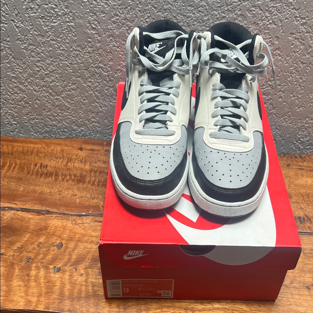 Nike Woman’s Black and White Sneakers